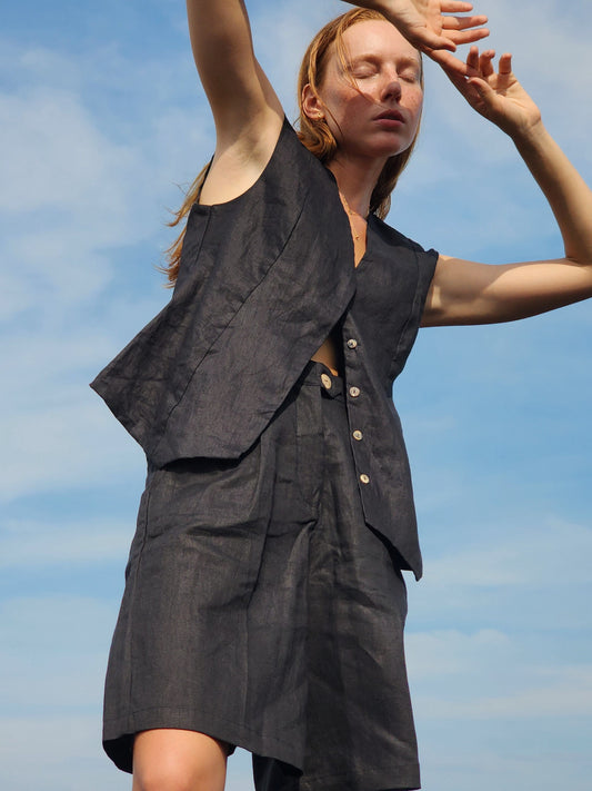 Linen Pleat Shorts in Black - l u • c i e e