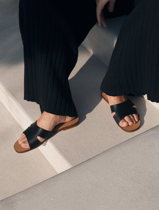 Alma Leather Slide in Black - l u • c i e e