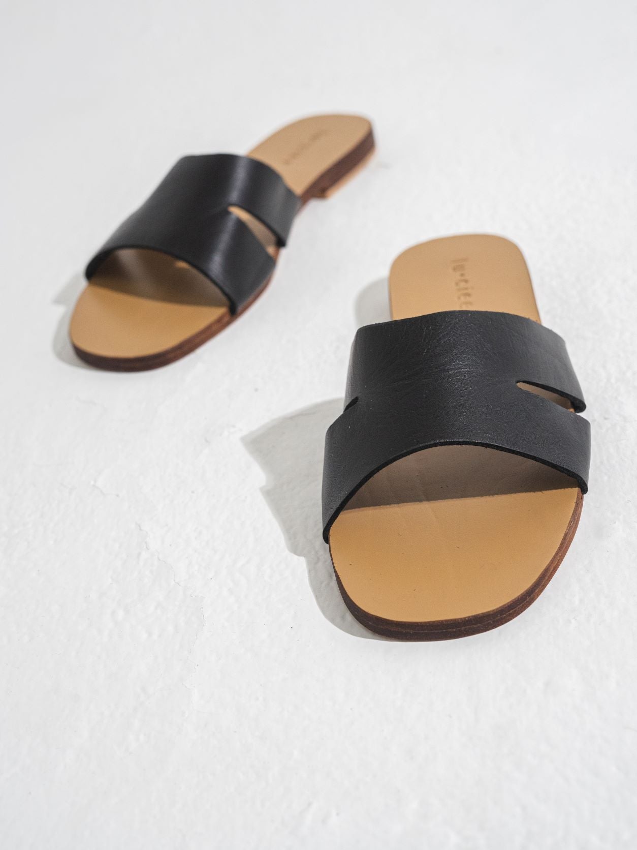 Alma Leather Slide in Black - l u • c i e e